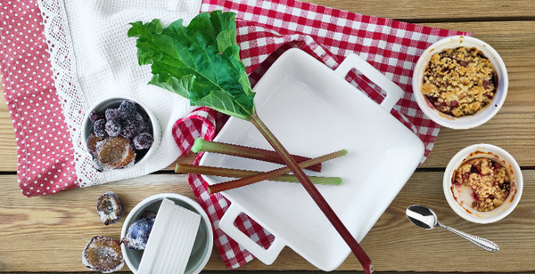 LAHODNÝ CRUMBLE S MRAŽENÝM OVOCEM, REBARBOROU A OVESNOU DROBENKOU