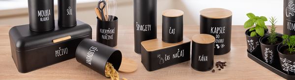 Do spíže, zásuvky, skříňky či drátěného systému na kuchyňské lince patří praktické i stylové skladovací dózy.