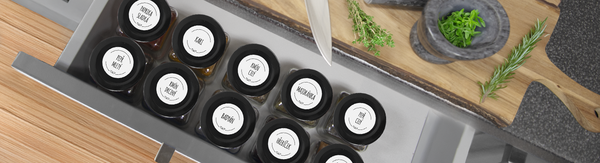 Sklenice, kořenky a dózy můžete stylově a přehledně označit.