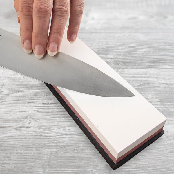 Brusný kámen s podložkou a úchytem na nože			