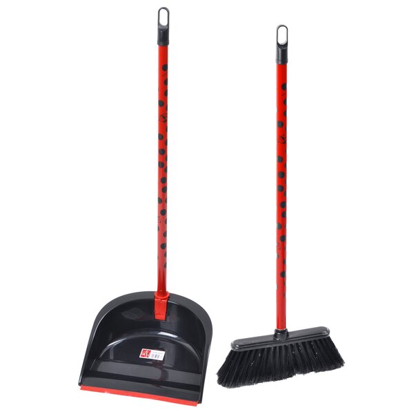 Smeták s holí a lopatkou beruška