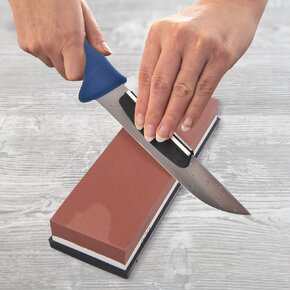 Brusný kámen s podložkou a úchytem na nože			