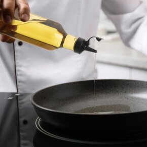 Láhev s uzávěrem a dávkovačem