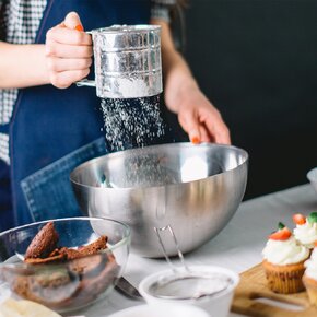 Mechanické síto na mouku a cukr