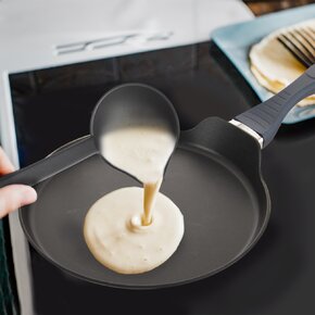 Naběračka s výlevkou BLACKLINE 29 cm, pr. 8,5 cm